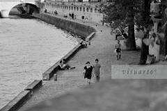 Summer walk on Quai des Grand Augustins